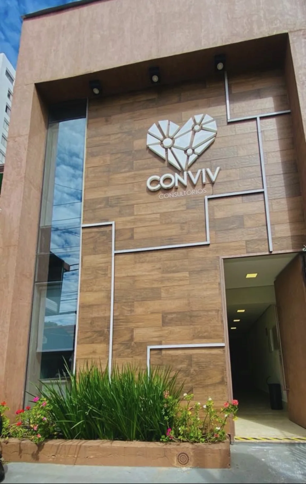 Fachada do Conviv Consultórios na Rua Cardoso de Almeida