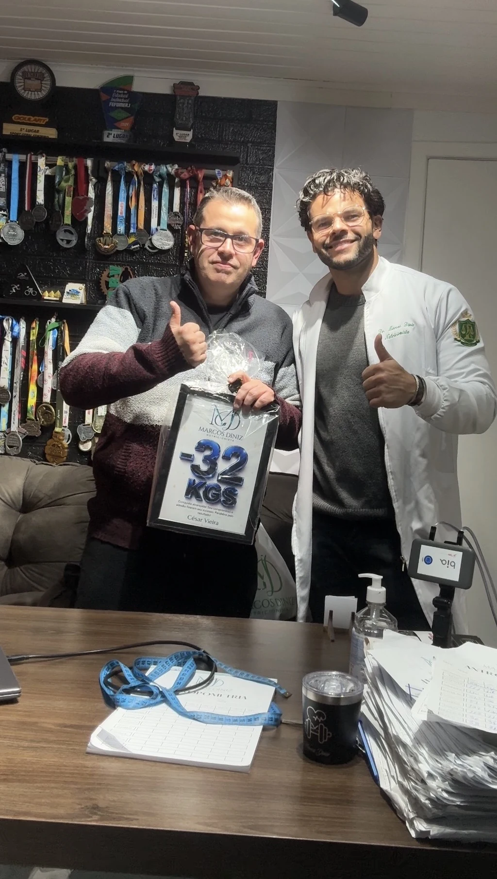 César Vieira recebendo uma placa de resultado