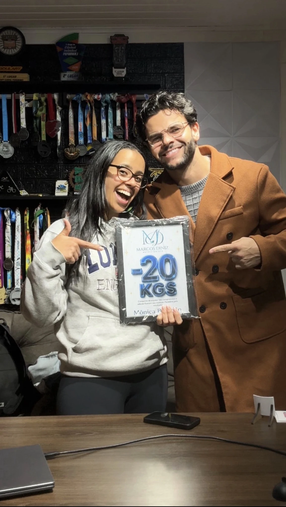 Mônica recebendo uma placa de resultado