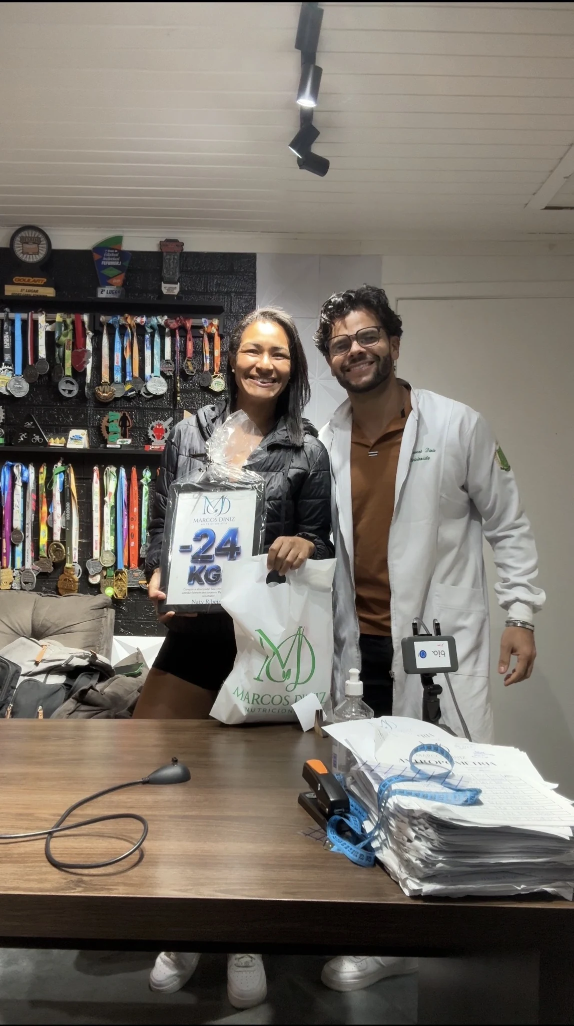 Naty Ribeiro recebendo uma placa de resultado